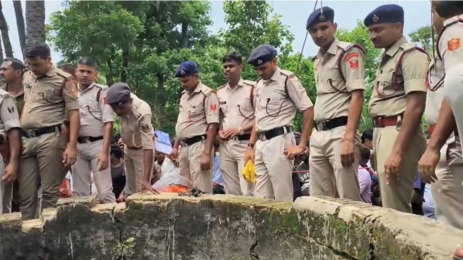 ऑक्सीजन मास्क के साथ कुएं में उतरे अग्निशमन कर्मी