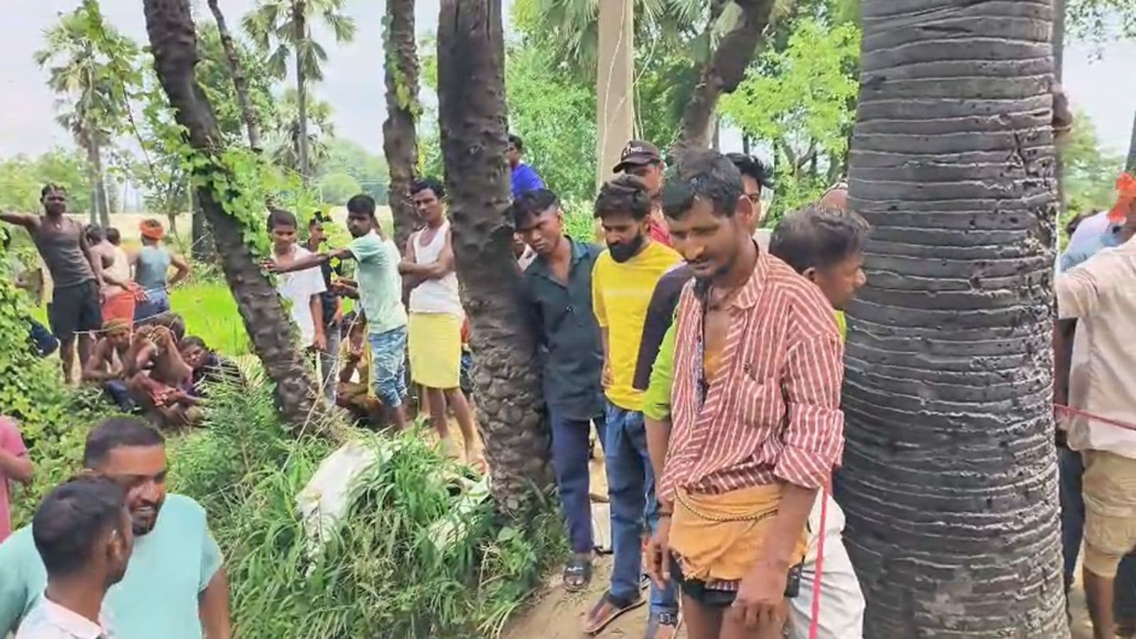 कुएं में फंसे लोगों को बचाने के लिए जुटे ग्रामीण