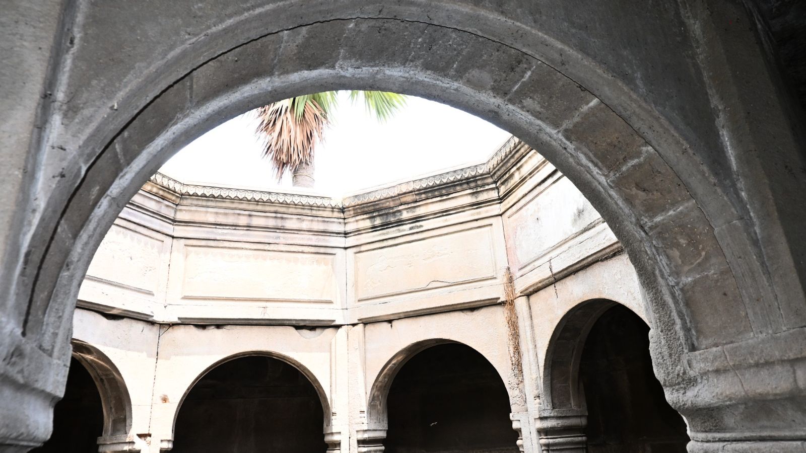 सात मंजिला बावली, अब सिर्फ तीन मंजिल तक पहुंची
