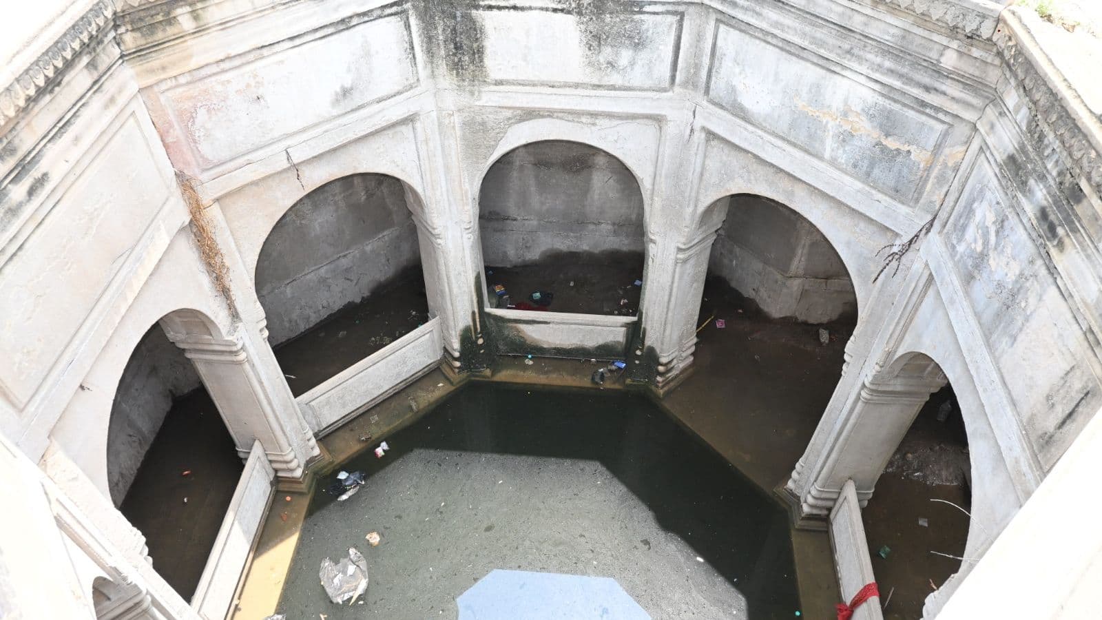 गंगा का जलस्तर घटने पर दिखती हैं दबी मंजिलें