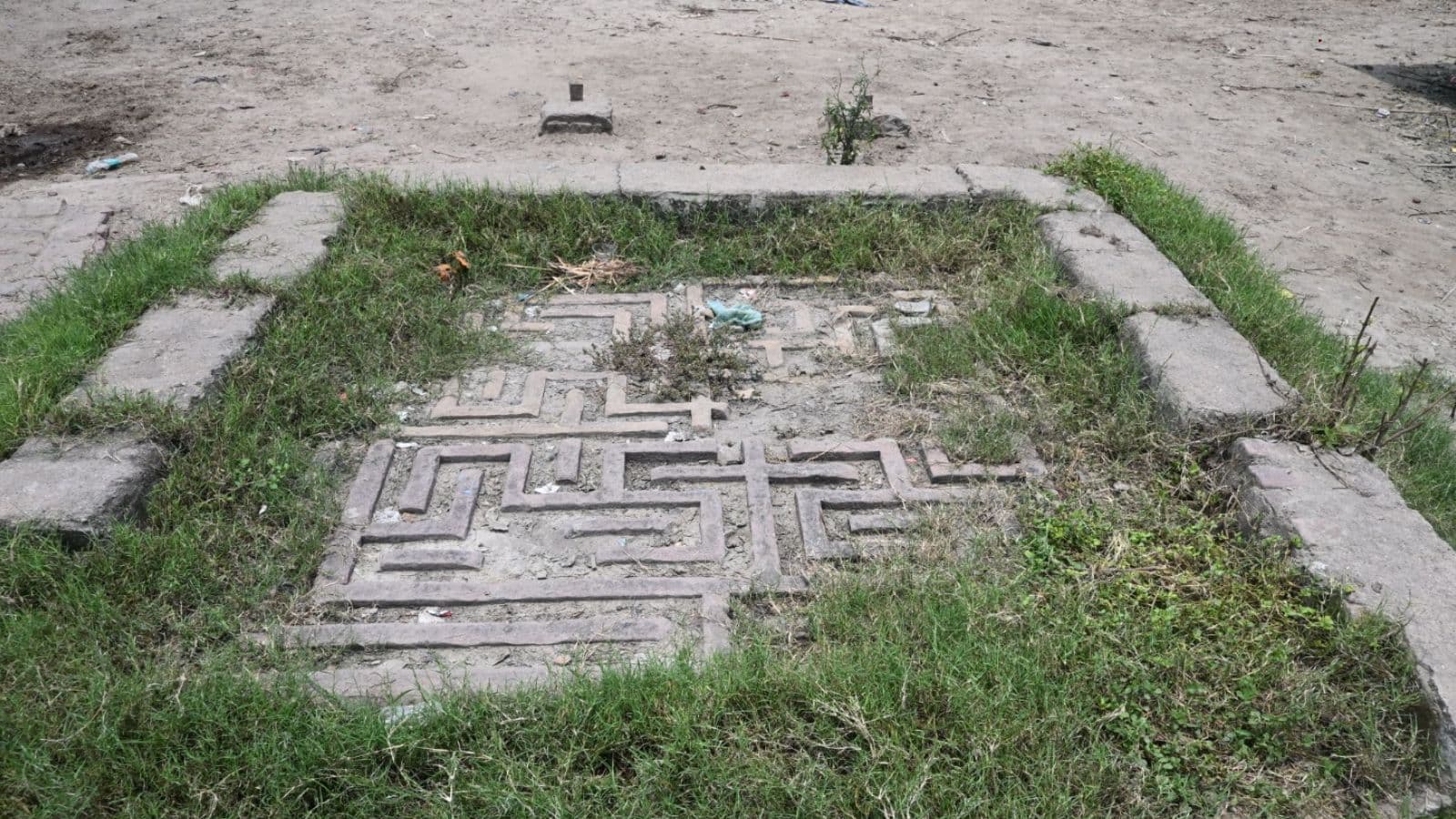 पत्थर पर उकेरी आकृति भी उपेक्षित