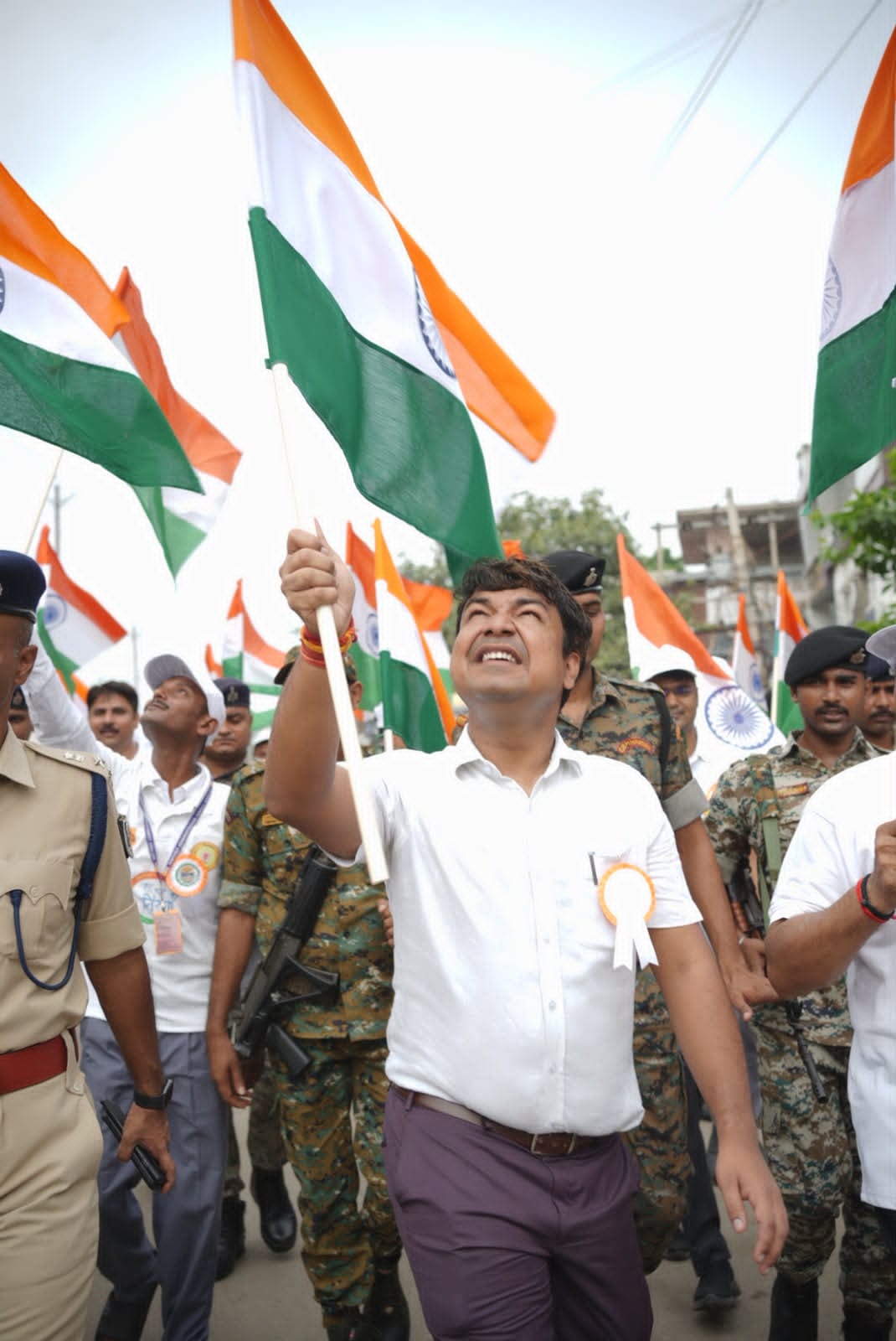 डीएम दीपक कुमार मिश्रा भी हुए शामिल