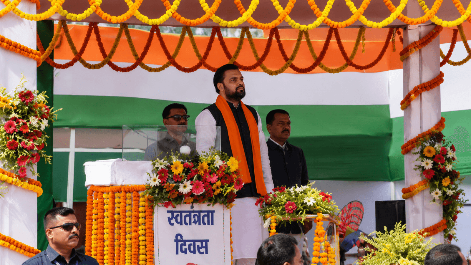 राष्ट्रगान के दौरान सम्मान