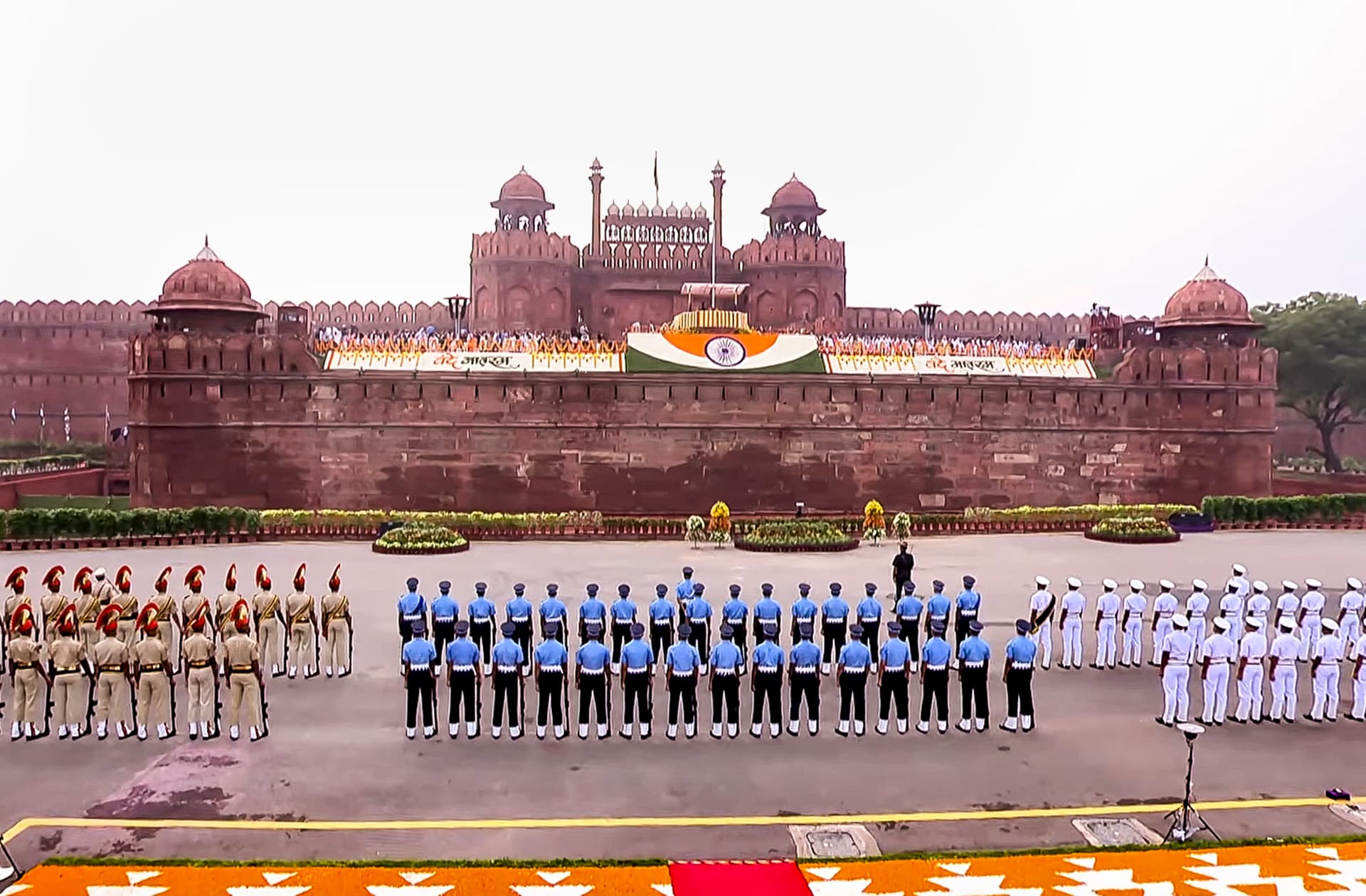 तिरंगे के रंग में रंगा लाल किला