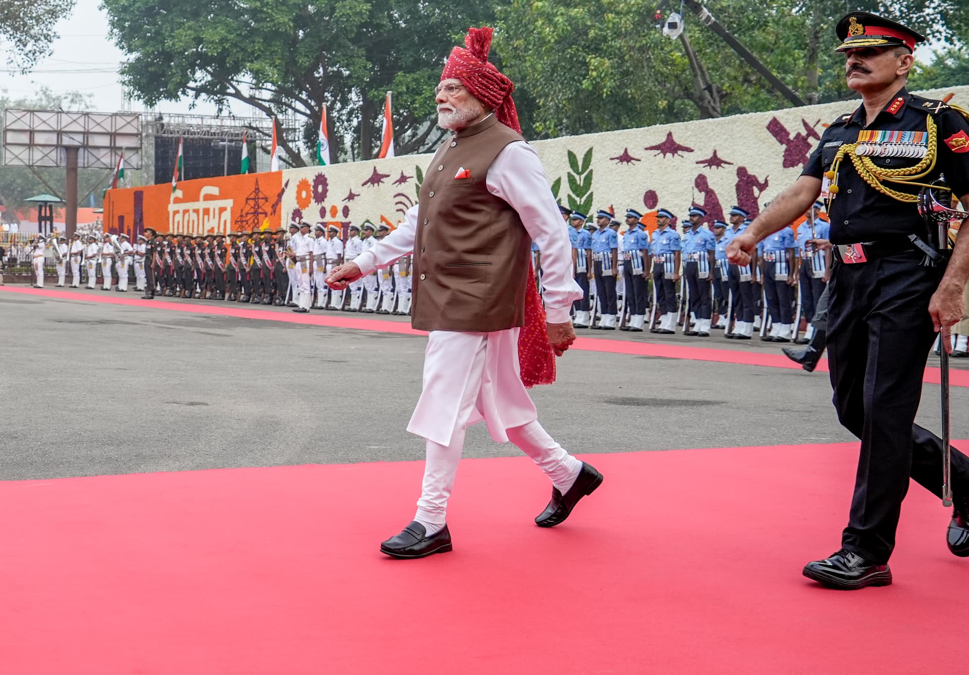 रेड कारपेट से होते हुए प्राचीर तक पहुंचते पीएम मोदी