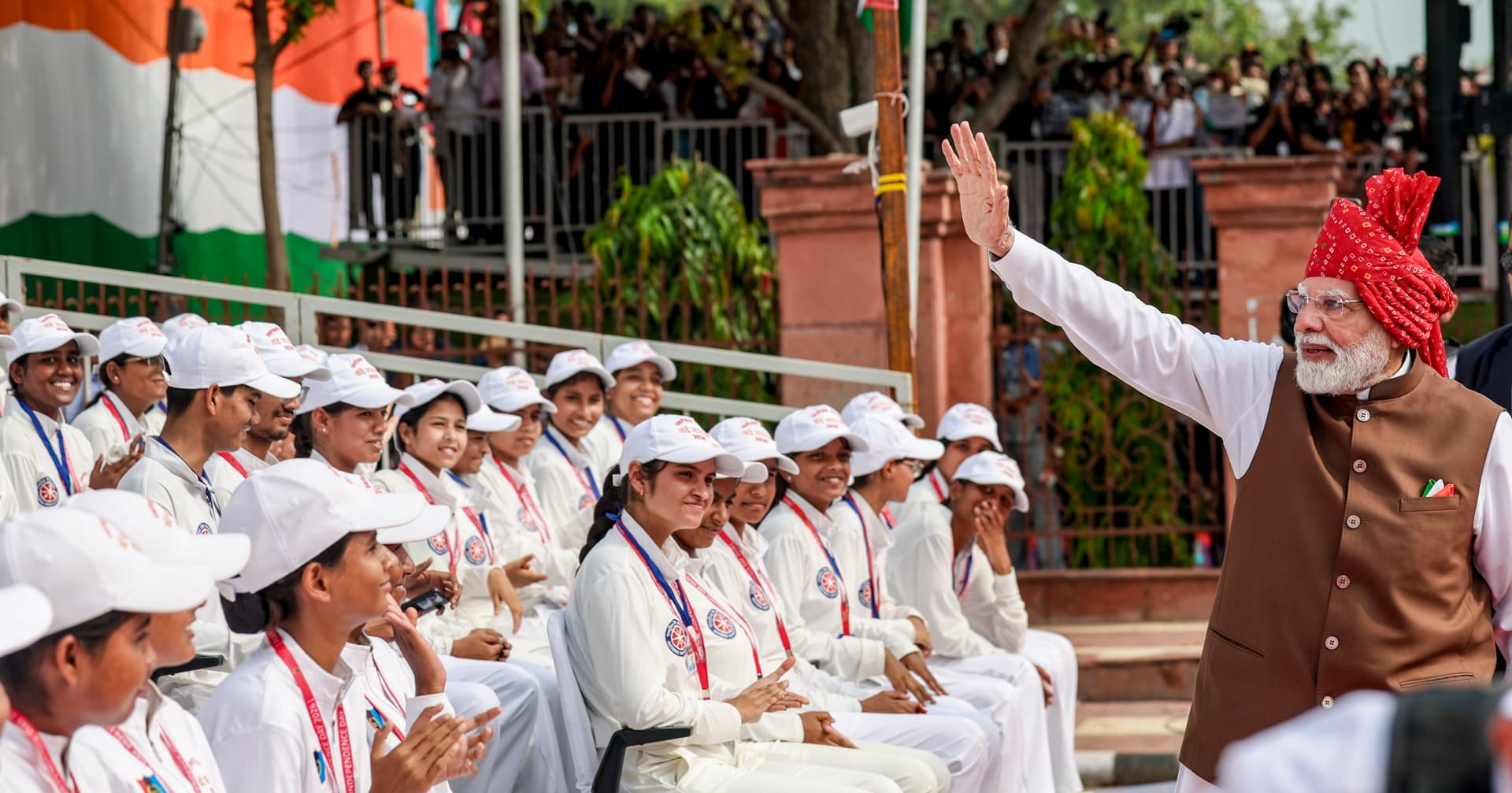 बच्चों का अभिवादन करते नरेंद्र मोदी