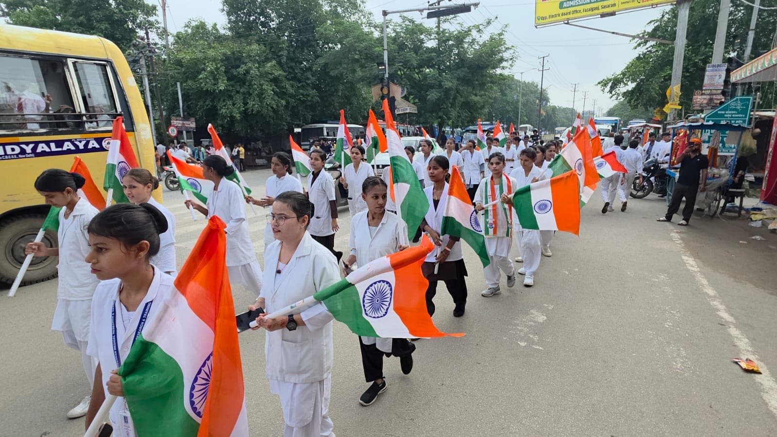 तिरंगे के साथ सड़क पर निकलीं छात्राएं, सासाराम में दिखा देशभक्ति का जोश