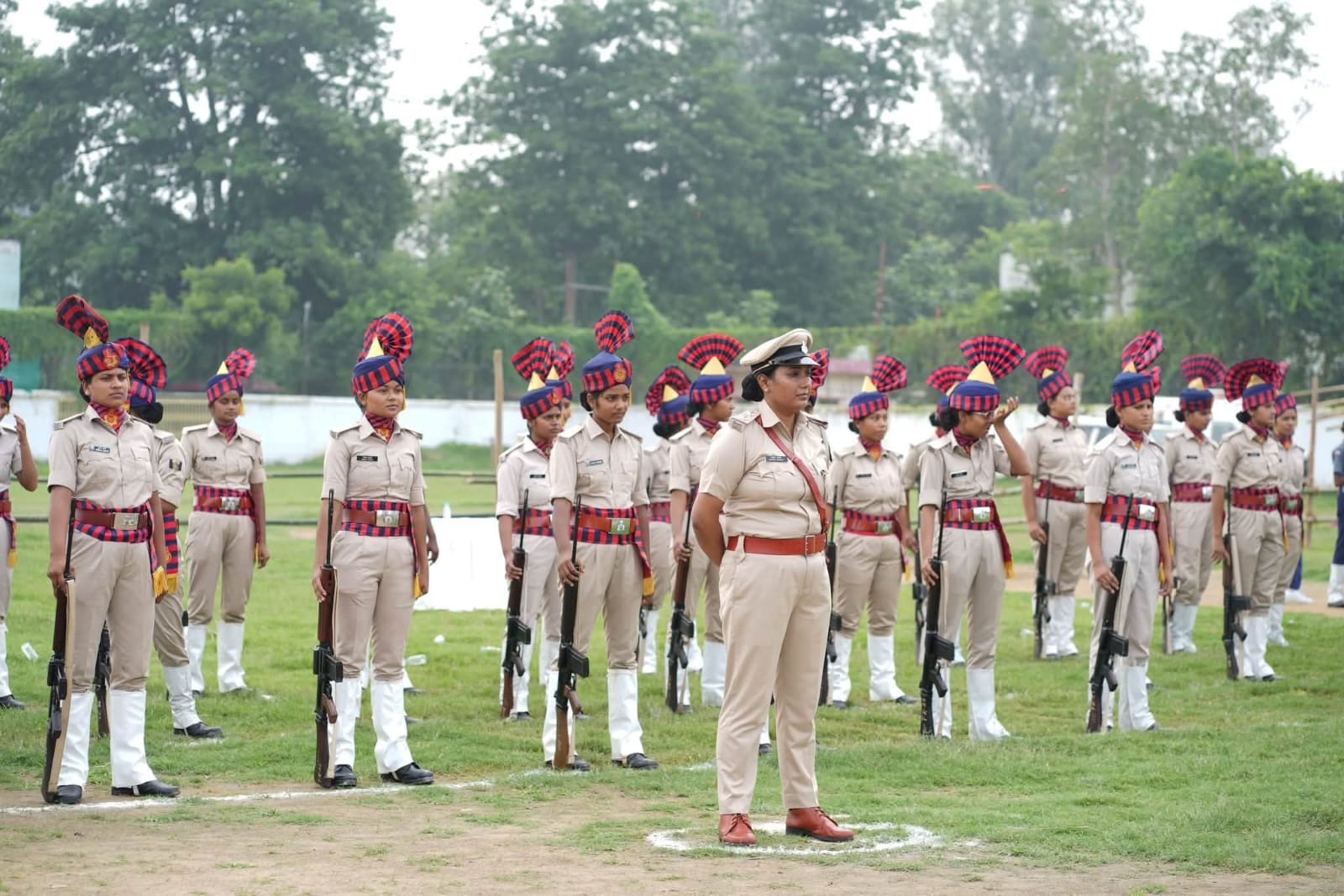 स्वतंत्रता दिवस पर अनुशासन और देशभक्ति का प्रदर्शन, महिला पुलिसकर्मियों ने किया परेड का अभ्यास