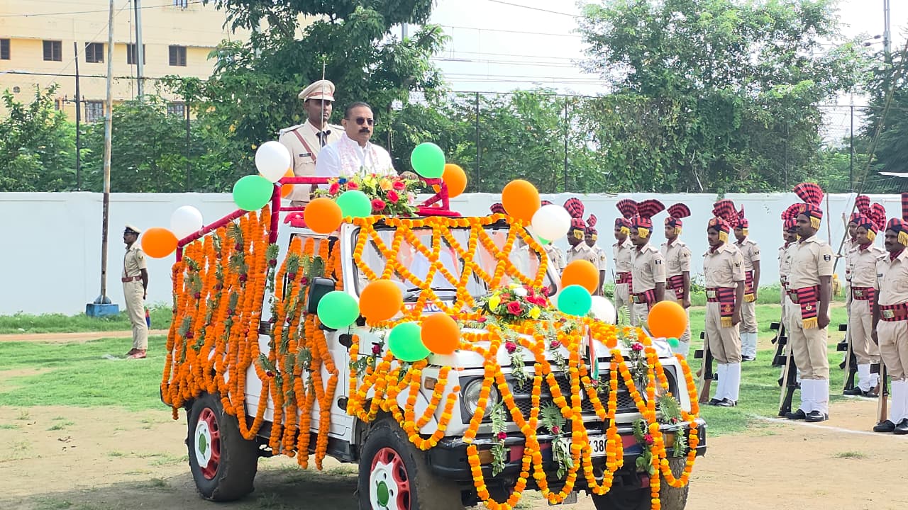 फूल-मालाओं और तिरंगे गुब्बारों से सजी खुली जीप, प्रभारी मंत्री अशोक चौधरी ने किया परेड का निरीक्षण