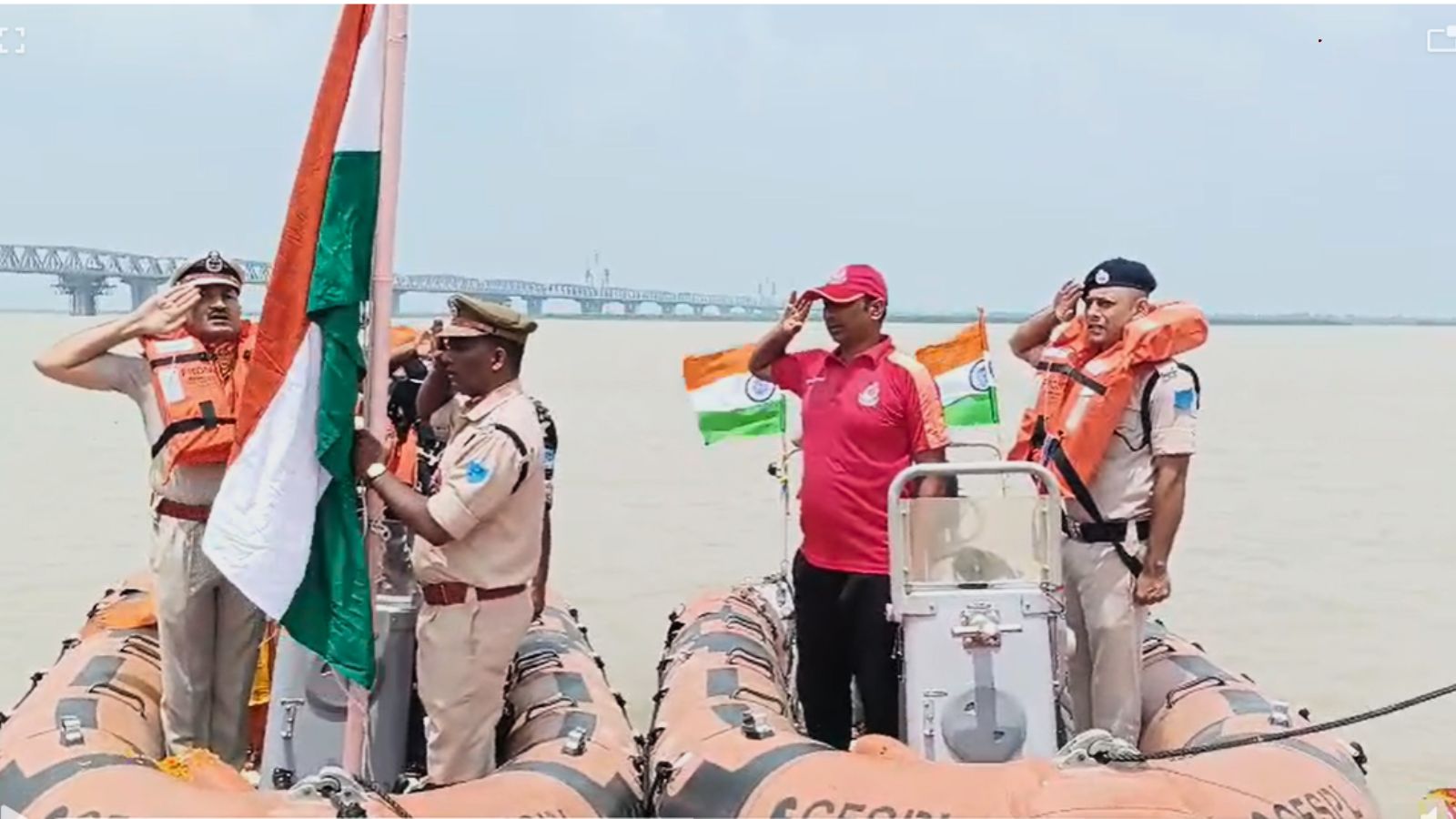 रबर नावों पर शान से लहराता रहा तिरंगा