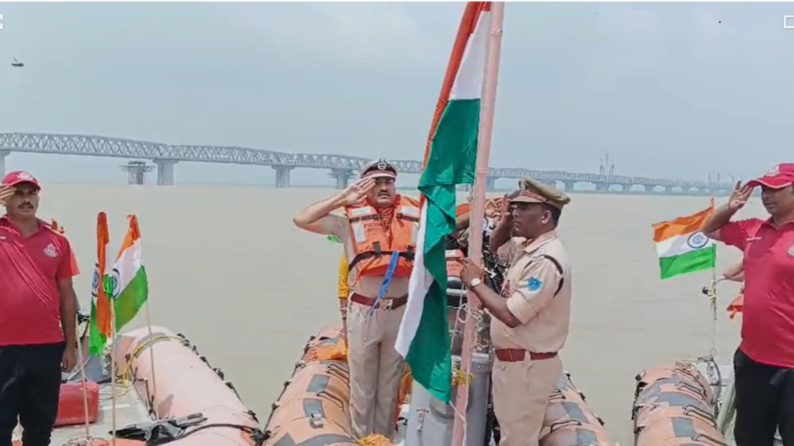 गंगा में गूंजा देशभक्ति का संदेश