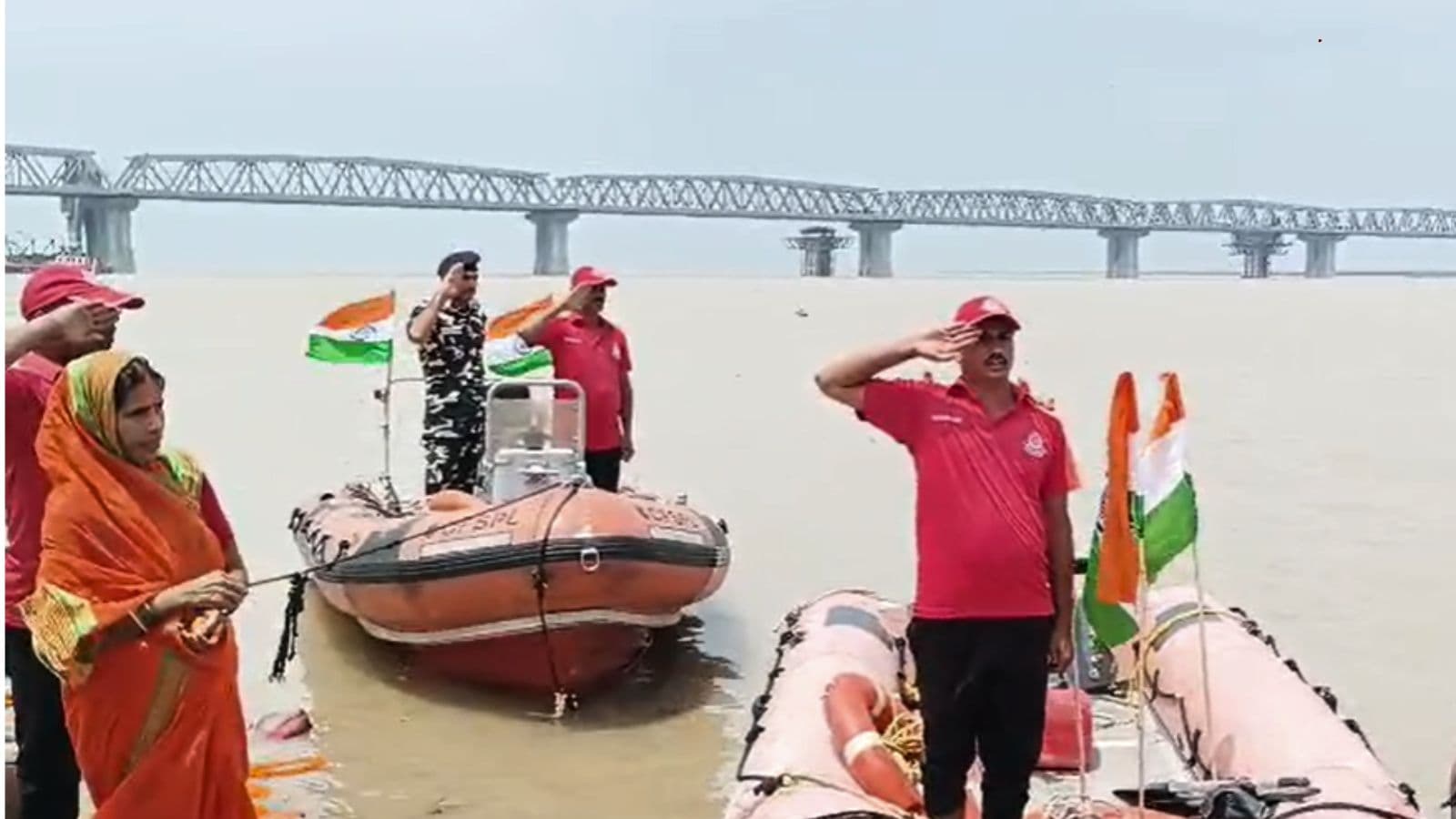 घाट पर मौजूद लोगों में दिखा उत्साह