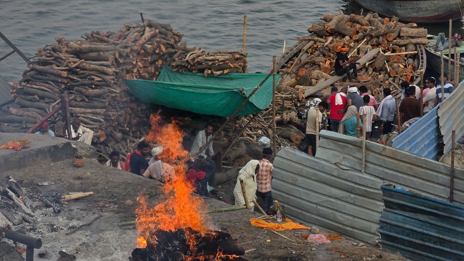 2. मणिकर्णिका घाट: काशी का वो घाट जहां जीवन और मृत्यु साथ दिखते हैं