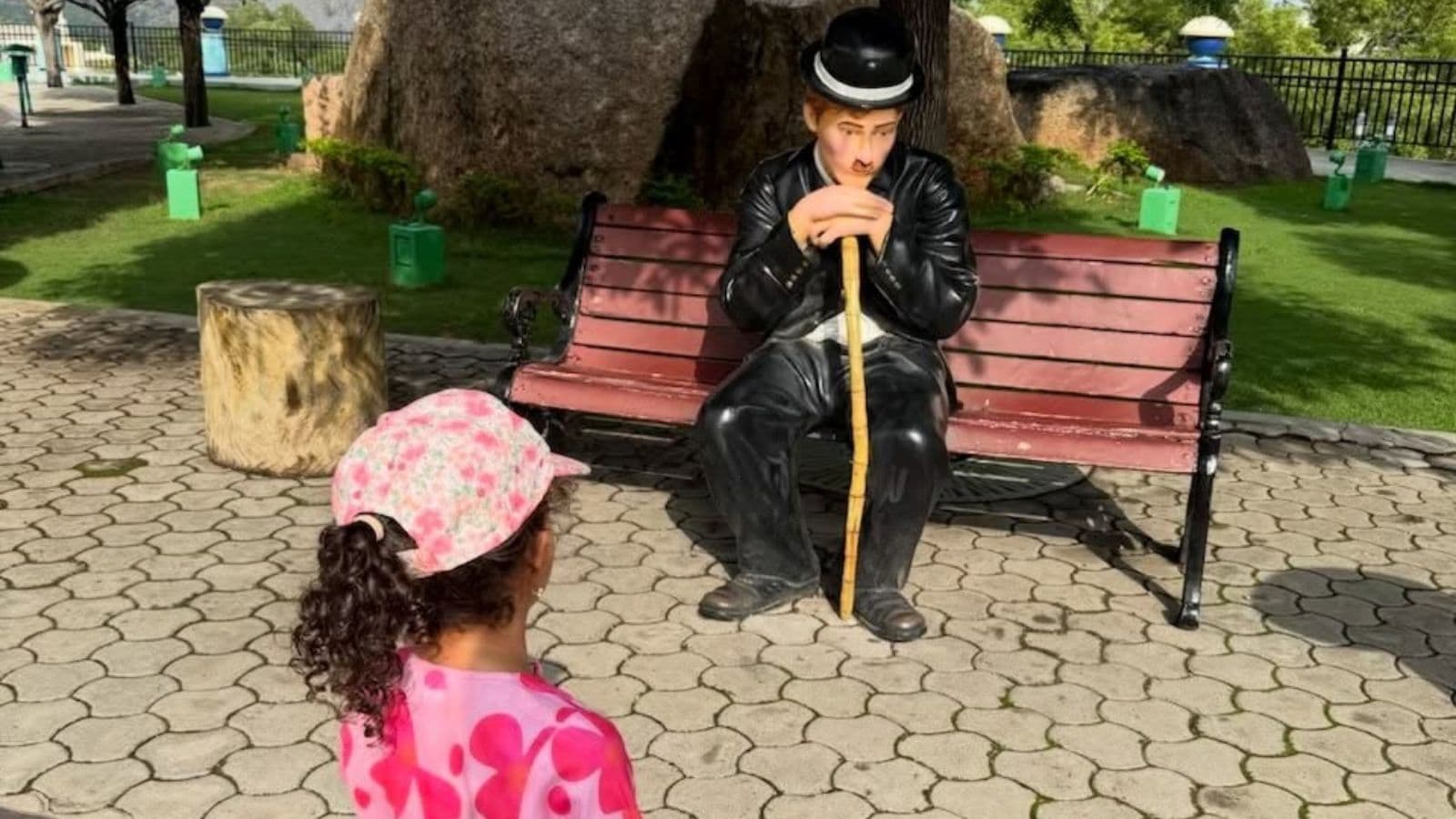 चार्ली चैपलिन को देखती मालती