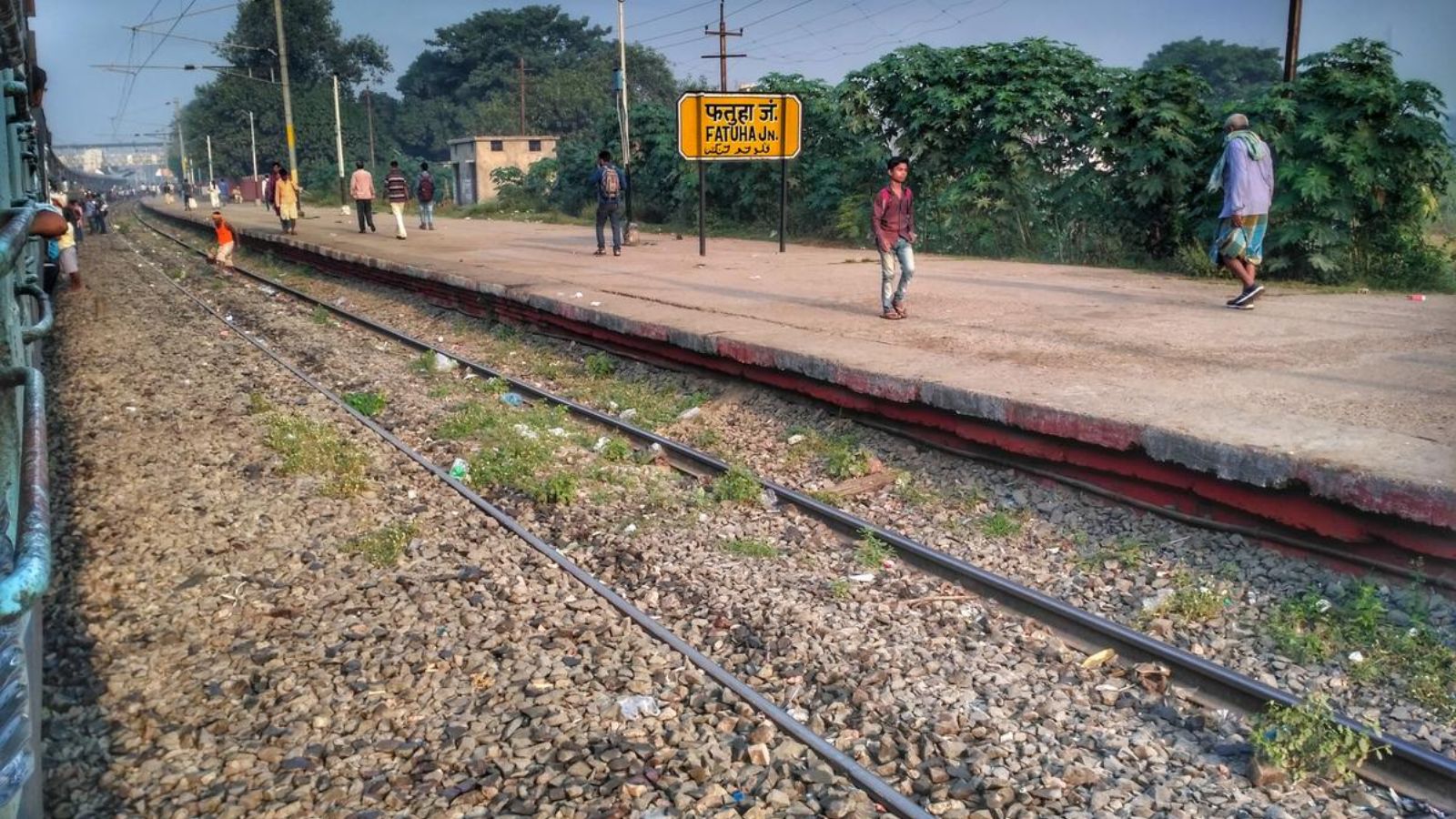 ट्रेन के नीचे से गुजरना बना आम बात