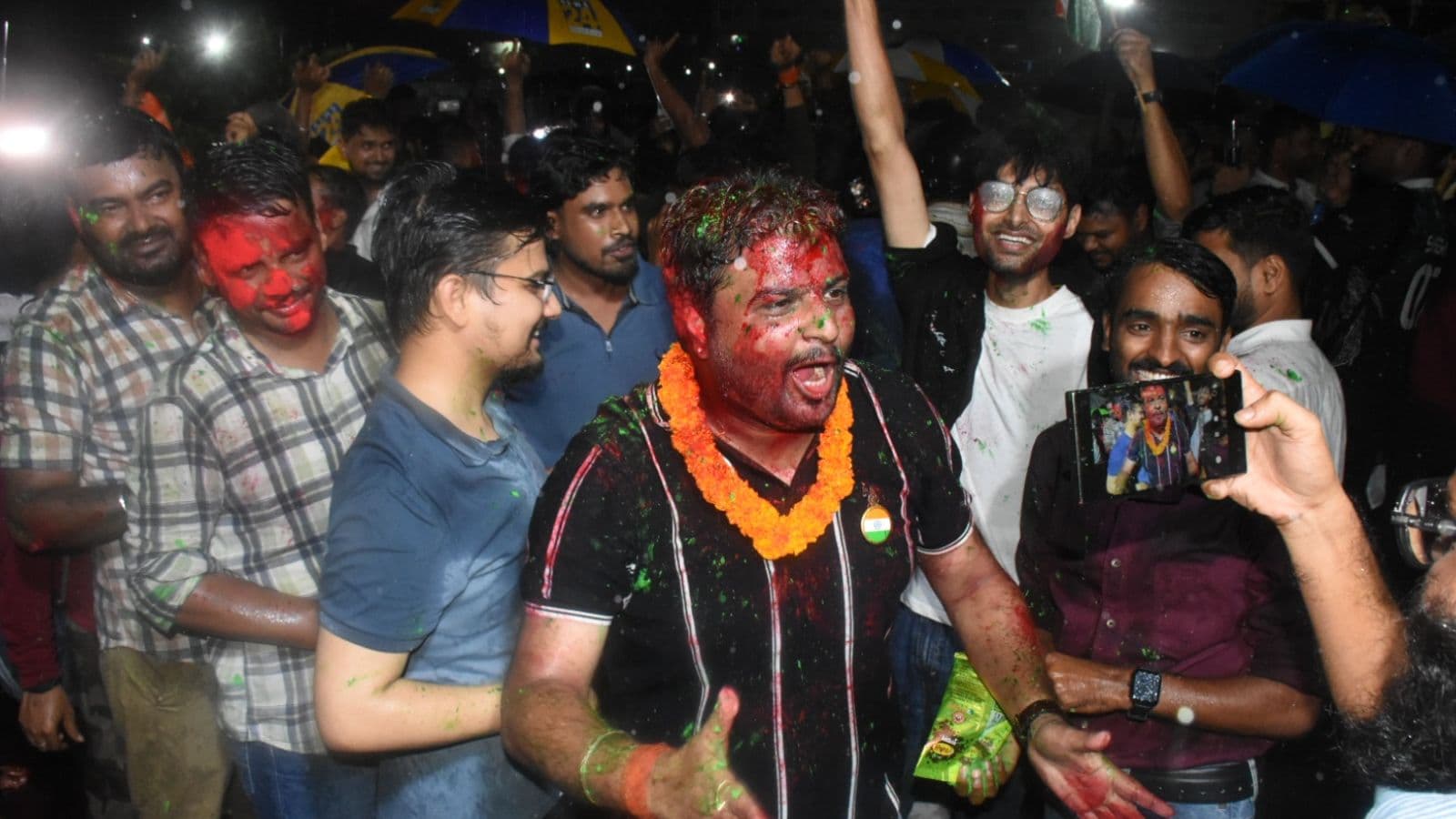 आंदोलन के 23वें दिन जश्न का माहौल