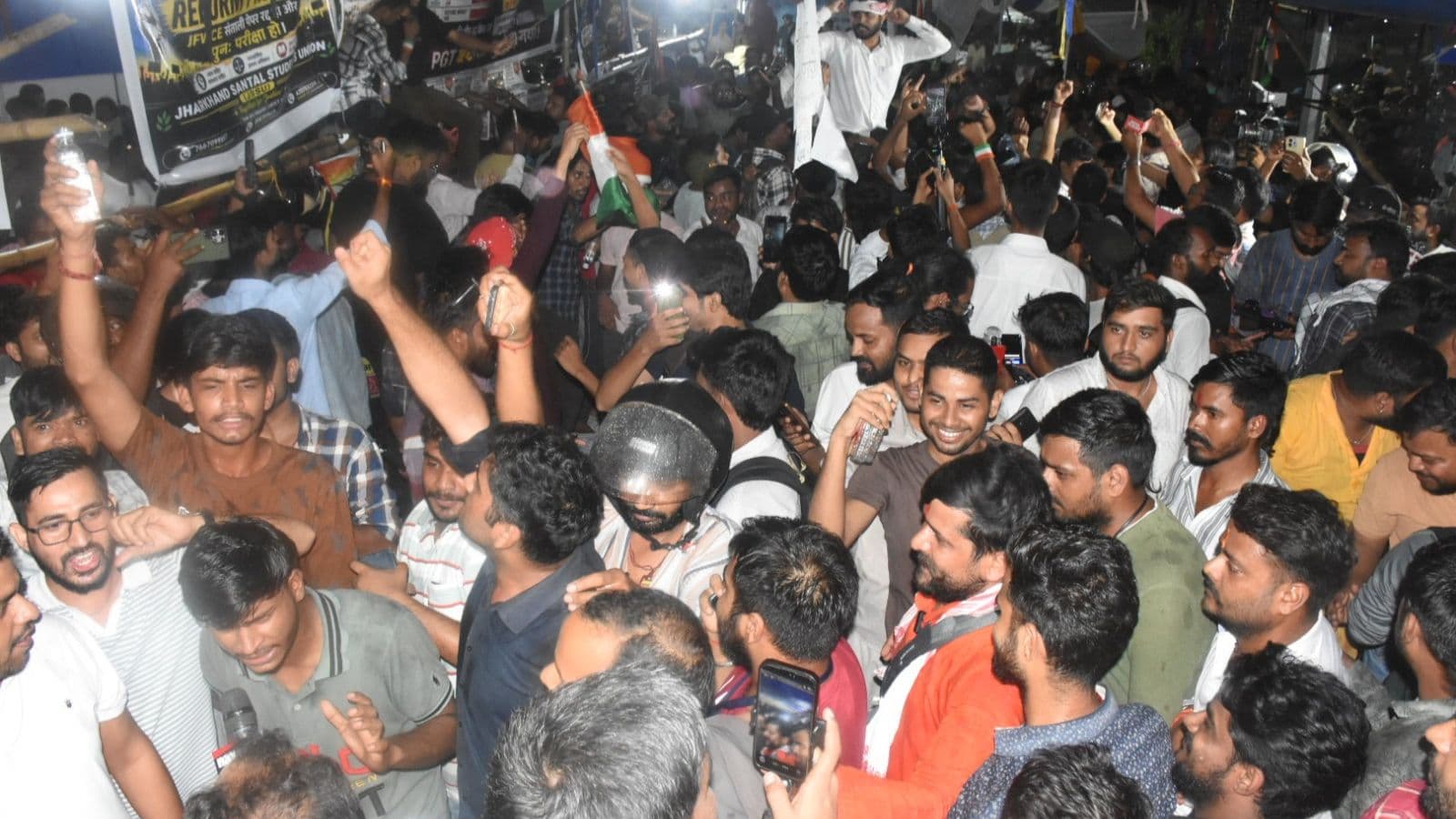 बारिश में भी नहीं थमा विद्यार्थियों का उत्साह
