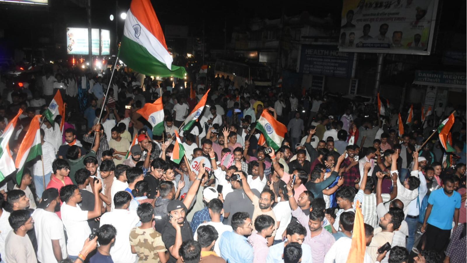 तिरंगा लेकर पहुंचे छात्र, जश्न में झूमे आंदोलनकारी