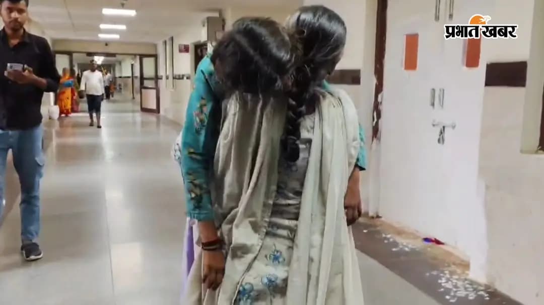 मां के कंधे पर बीमार बेटी, जीएमसीएच में स्ट्रेचर के लिए भटकने का वीडियो वायरल