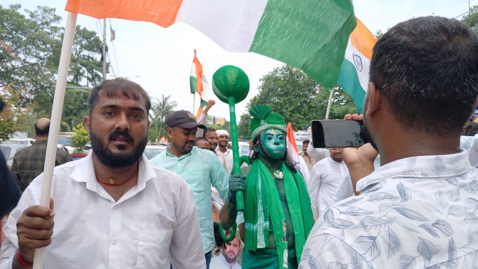 तेजस्वी यादव के मार्च में पहुंचे हनुमान जी