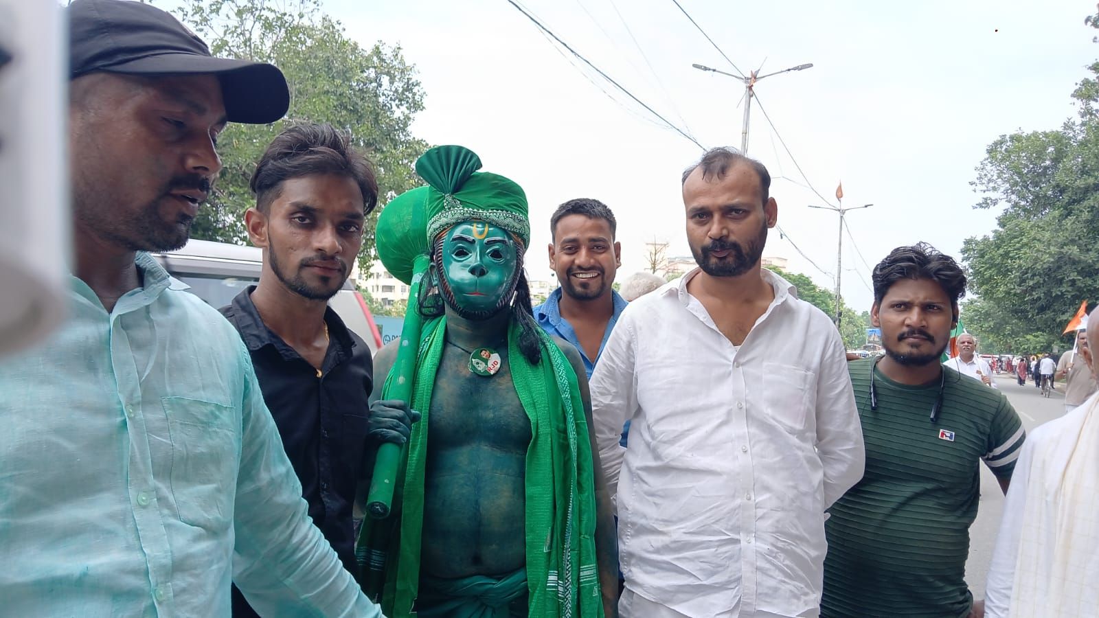 हरे रंग के हनुमान जी के साथ फोटो खिंचवाने के लिए लोगों की लगी भीड़