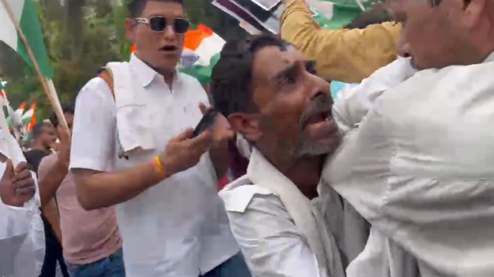 ओसामा के साथ फोटो खिंचवाने के लिए भिड़े कार्यकर्ता
