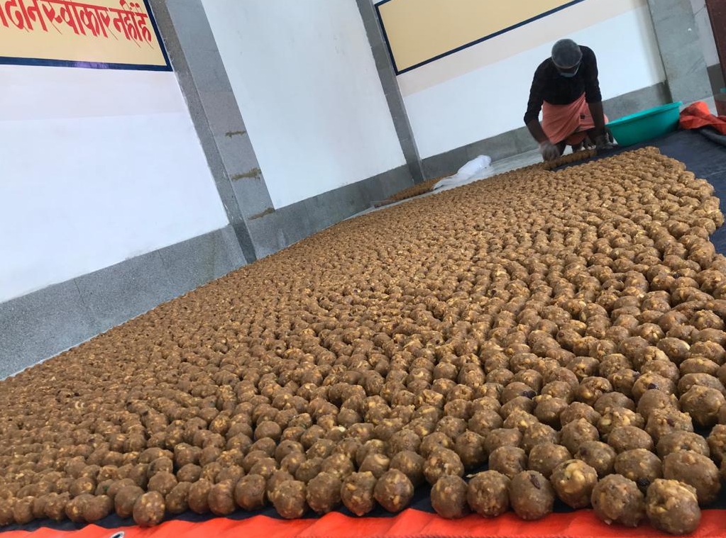 रामनवमी पर महावीर मंदिर में विशेष इंतजाम, ड्रोन से होगी पुष्प वर्षा, इस समय होगी भक्तों की एंट्री 1 Mahavir Mandir में Ram Navami के लिए तैयार किए जा रहे नैवेद्यम