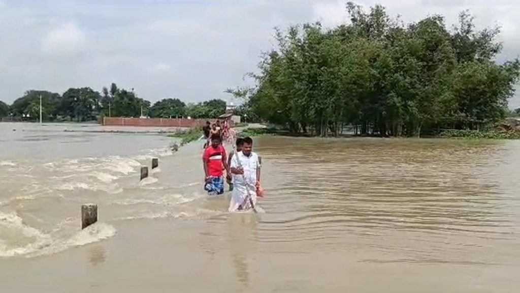 नीतीश सरकार ने बाढ़ पीड़ितों के लिए खोला खजाना, 25 हजार लोगों के अकाउंट में डायरेक्टर भेजे जाएंगे पैसे 1 Flood Kosi