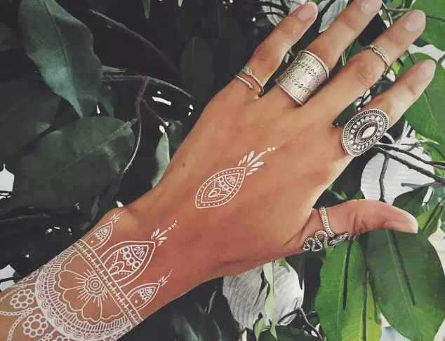 20 Jaw-Dropping White Henna Tattoos - Styleoholic