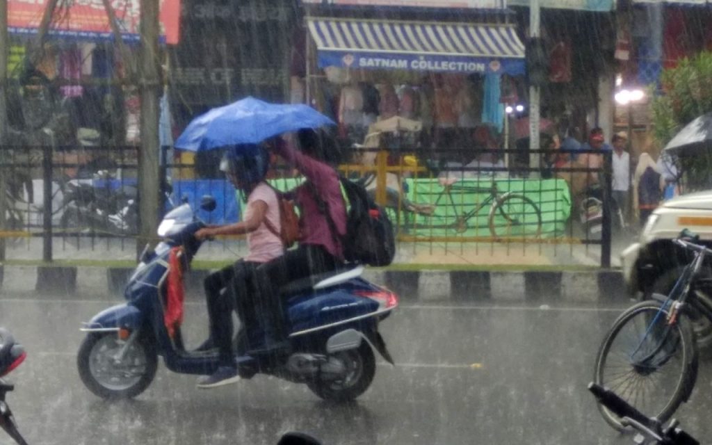 Weather Forecast: झारखंड-छत्तीसगढ़ में बारिश और ओलावृष्टि की संभावना, जानें अपने इलाके का हाल 1 Weather Forecast