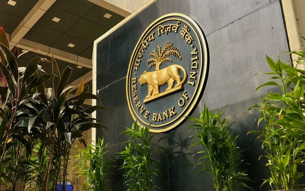 RBI imposed huge fine on LIC and IDFC, know the reason