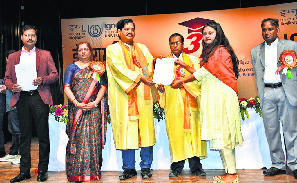 इग्नू का 37वां दीक्षांत समारोह: मनोविज्ञान में वैशाली बनी टॉपर, उपराष्ट्रपति ने किया सम्मानित 6 20Pat 86 20022024 2