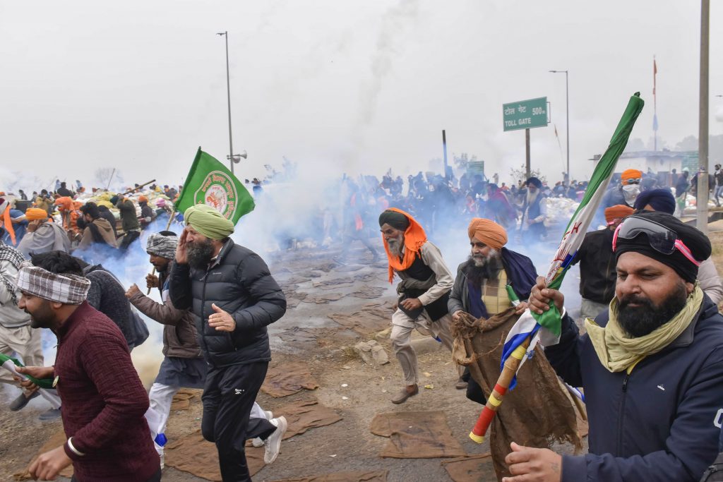Farmers Protest: किसानों ने अगले दो दिन के लिए दिल्ली कूच रोका, रणक्षेत्र में बदला शंभू और खनौरी बॉर्डर 2 21021 Pti02 21 2024 000086B