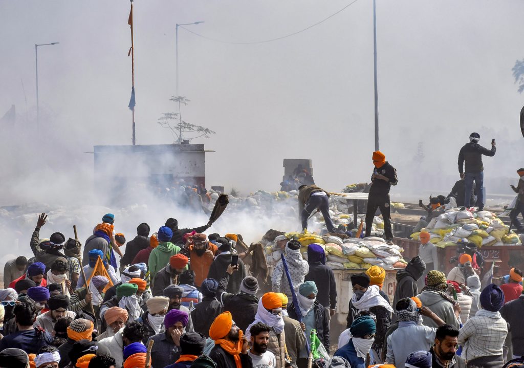 Farmers Protest: किसानों ने अगले दो दिन के लिए दिल्ली कूच रोका, रणक्षेत्र में बदला शंभू और खनौरी बॉर्डर 5 21021 Pti02 21 2024 000150A