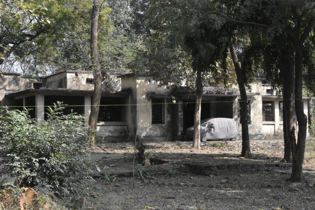 धनबाद : जमाडा के खंडहर हो चुके अस्पताल के बरामदे में टेबल पर हो रहा है लावारिस कुत्तों का बंध्याकरण 4 Whatsapp Image 2024 02 22 At 7.54.12 Pm 1