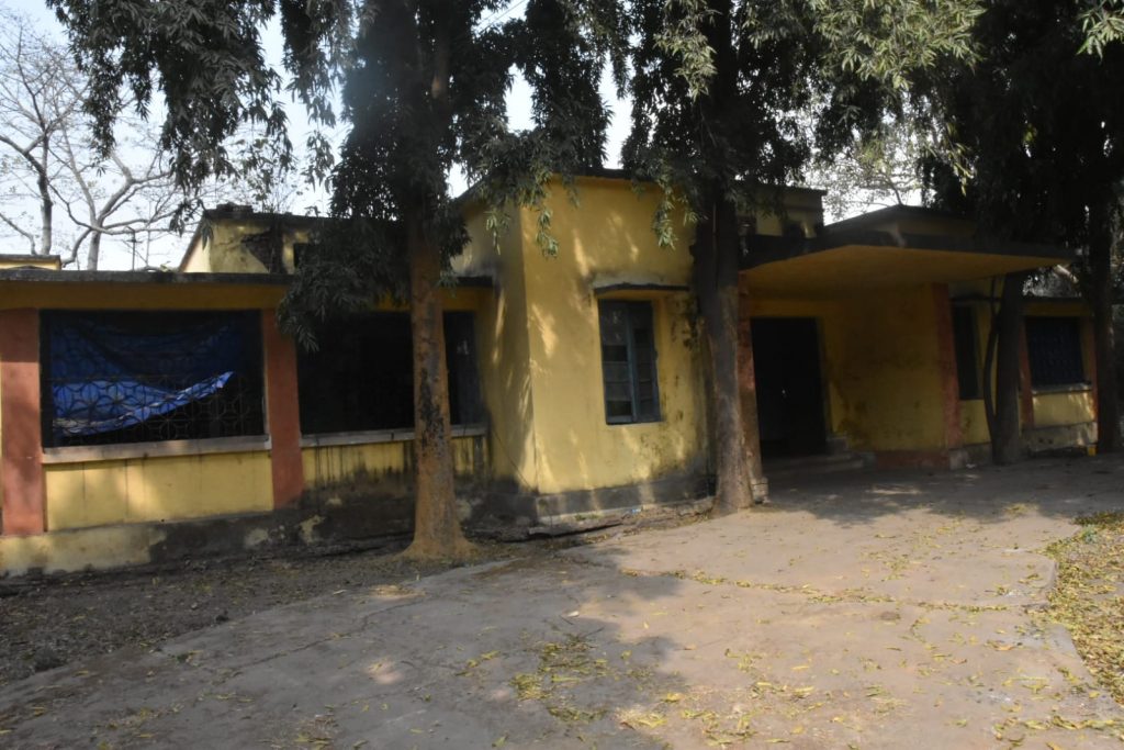 धनबाद : जमाडा के खंडहर हो चुके अस्पताल के बरामदे में टेबल पर हो रहा है लावारिस कुत्तों का बंध्याकरण 6 Whatsapp Image 2024 02 22 At 7.54.13 Pm 1