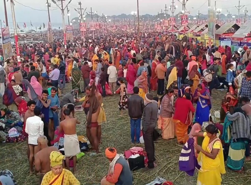 Magh Mela 2024: आज माघ मेला का पांचवा शाही स्नान के लिए उमड़ी भीड़, प्रयागराज संगम में डुबकी लगाकर घर लौटेंगे कल्पवासी 4 Whatsapp Image 2024 02 24 At 10.45.49
