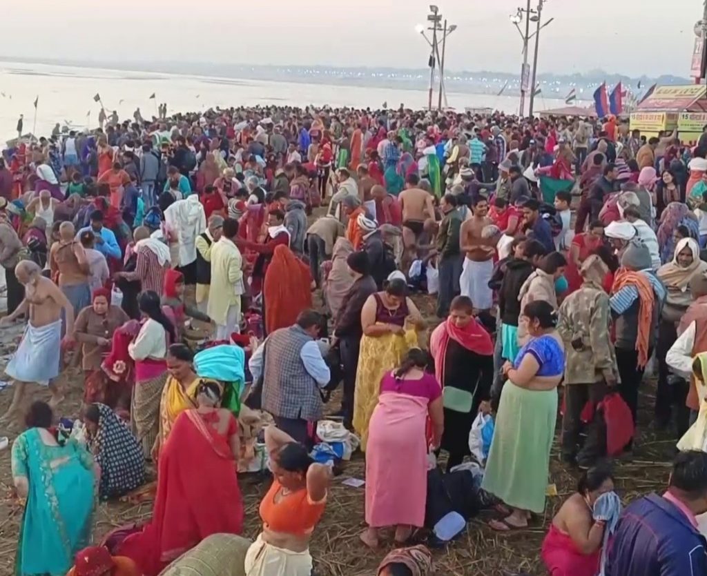 Magh Mela 2024: आज माघ मेला का पांचवा शाही स्नान के लिए उमड़ी भीड़, प्रयागराज संगम में डुबकी लगाकर घर लौटेंगे कल्पवासी 3 Whatsapp Image 2024 02 24 At 10.46.21