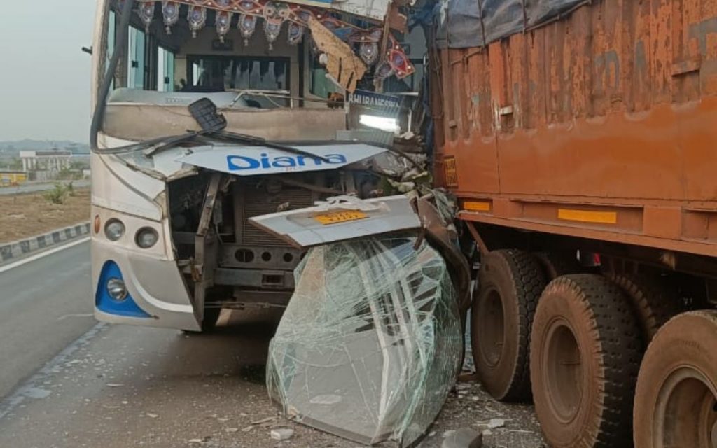 Ayodhya Bound Odisha Bus Accident In Jharkhand3