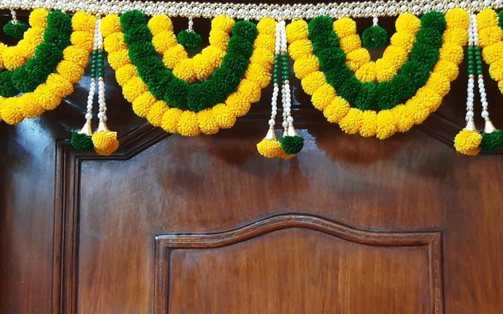 Vastu Tips: घर के एंट्री गेट पर लगाएं ये चीजें, बनी रहेगी मां लक्ष्मी की कृपा व बरसेगा धन 1 Image12334
