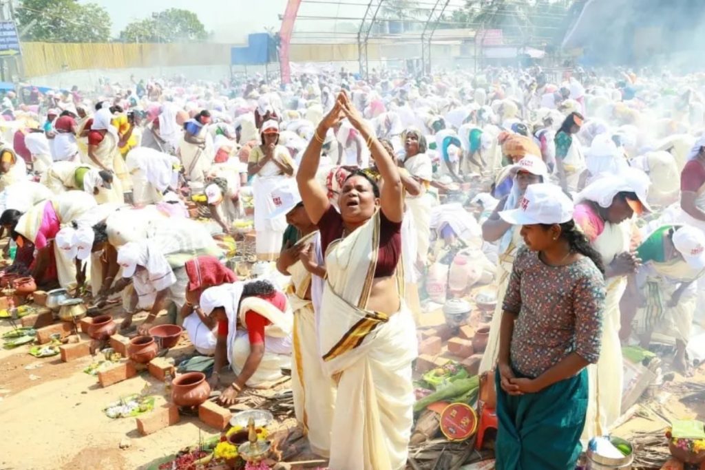 Attukal Pongala: 'अट्टुकल पोंगल' यानी देवी शक्ति की आराधना का उत्सव, जानिए क्या है महत्व 3 Image4434444335567