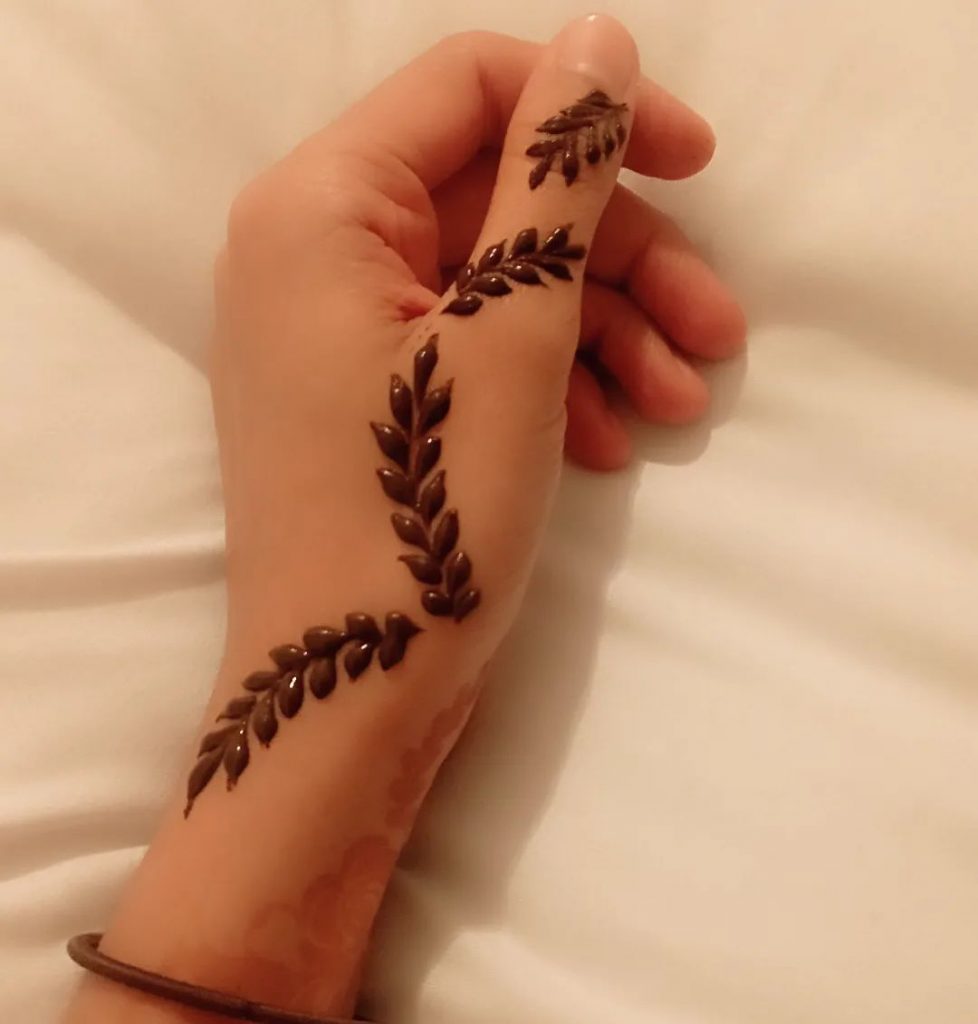 Mehndi Design : पूरे हाथों में मेहंदी लगाना पसंद नहीं, तो ये यूनिक डिजाइन हैं आपके लिए 2 Leaf Mehndi