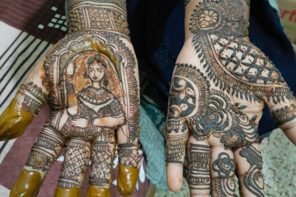 Trending Mehndi Designs: शादियों का सीजन शुरू हो चुका है, और जब बात शादियों की हो तो मेहंदी का जिक्र न हो ऐसा हो ही नहीं सकता, तो ये हैं इस वेडिंग सीजन के लिए कुछ यूनिक मेहंदी डिजाइंस.