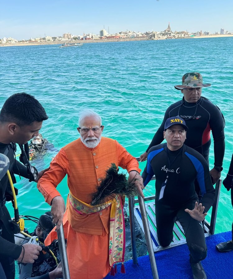 Narendra Modi: पीएम मोदी ने गहरे समुद्र में गोते लगाकर किया जलमग्न द्वारका के दर्शन, देखें स्कूबा डाइविंग की तस्वीरें 4 Pm Modi 9