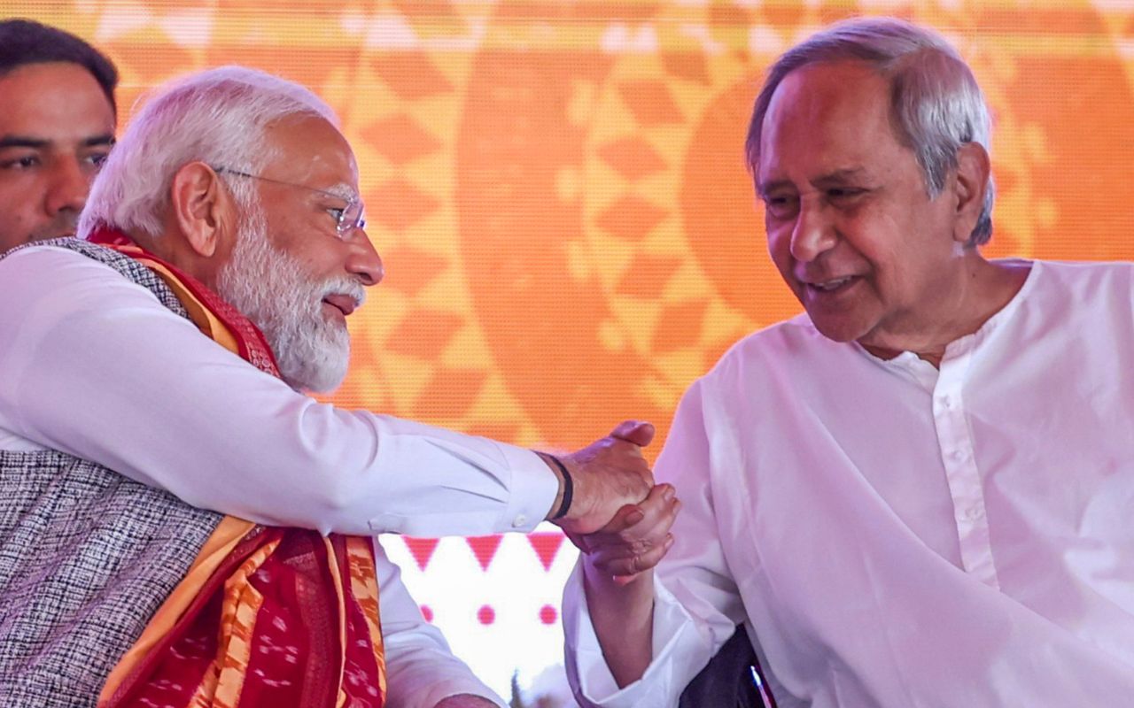 Pm Modi Shakes Hand With Naveen Patnaik