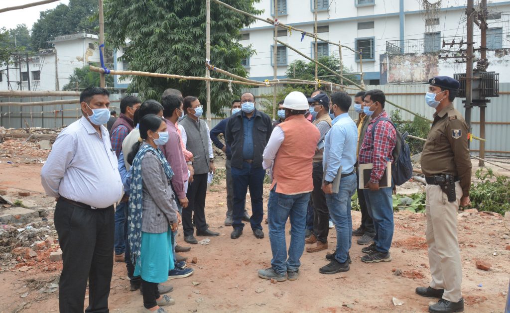 Pmch में पांच नयी सुविधाओं की सौगात देंगे मुख्यमंत्री, उद्घाटन से पूर्व जायजा लेने पहुंचे अपर मुख्य सचिव 5 Pmch Me Power Station Ko Lay Jach Karey Bijali Vibhag K Md Or Any Adhikari 3