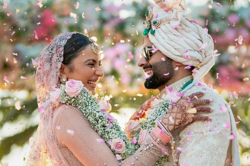 Celebrity Wedding Looks: विराट-अनुष्का से लेकर रकुल-जैकी तक, इन सेलिब्रिटीज ने पेस्टल शेड्स को किया अपने वेडिंग लुक में शामिल 2 Qwerryty144557234