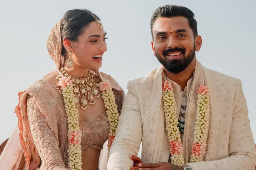Celebrity Wedding Looks: विराट-अनुष्का से लेकर रकुल-जैकी तक, इन सेलिब्रिटीज ने पेस्टल शेड्स को किया अपने वेडिंग लुक में शामिल 5 Qwerryty1445572344447