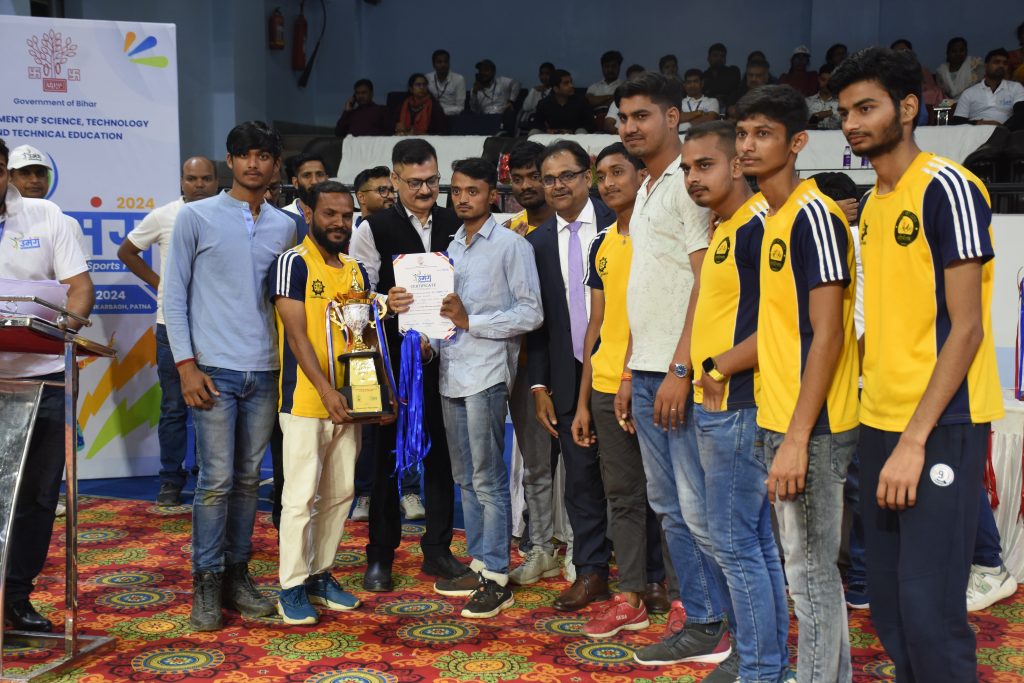खेल प्रतियोगिता 'उमंग-2024' में जमुई की अलीशा राज का जलवा 2 Runner Vollybol Boy