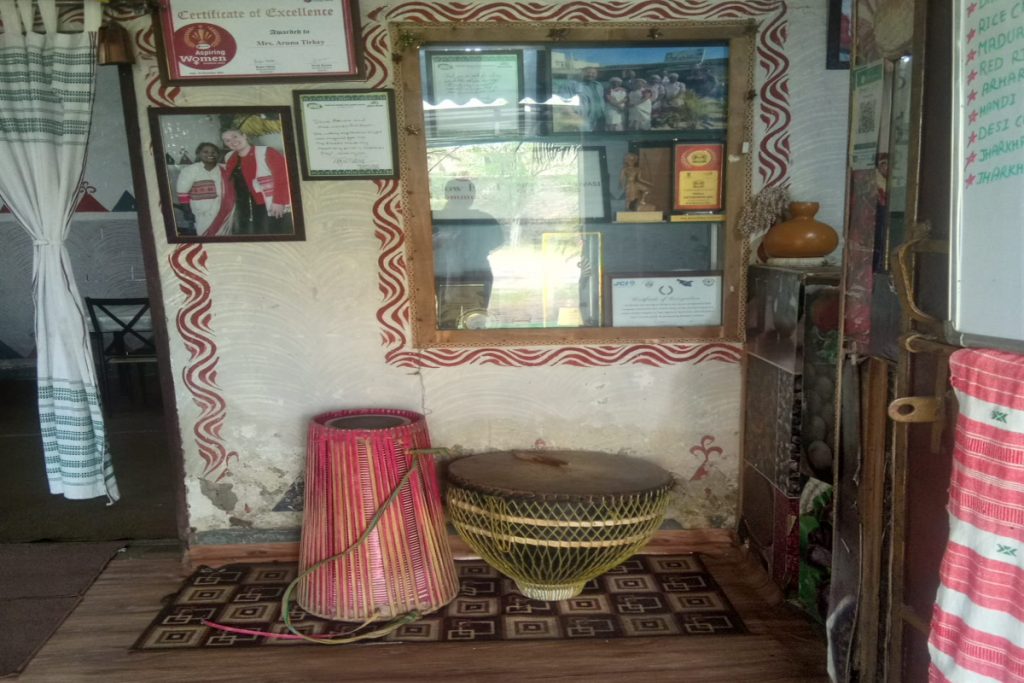 Tribal Food : फास्ट फूड को ठेंगा दिखाकर अरुणा तिर्की इस तरह लोगों को बना रही हैं पारंपरिक खाने का दीवाना 1 Tribal Food3433